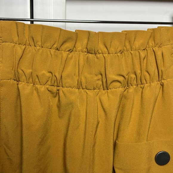 Athleta Skyline II Paperbag Waist Pleated Belted Shorts Size 8 Tuscan Gold - Picture 8 of 9